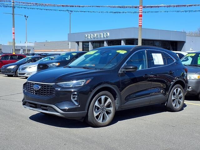 2023 Ford Escape Platinum — photo 1 of 13