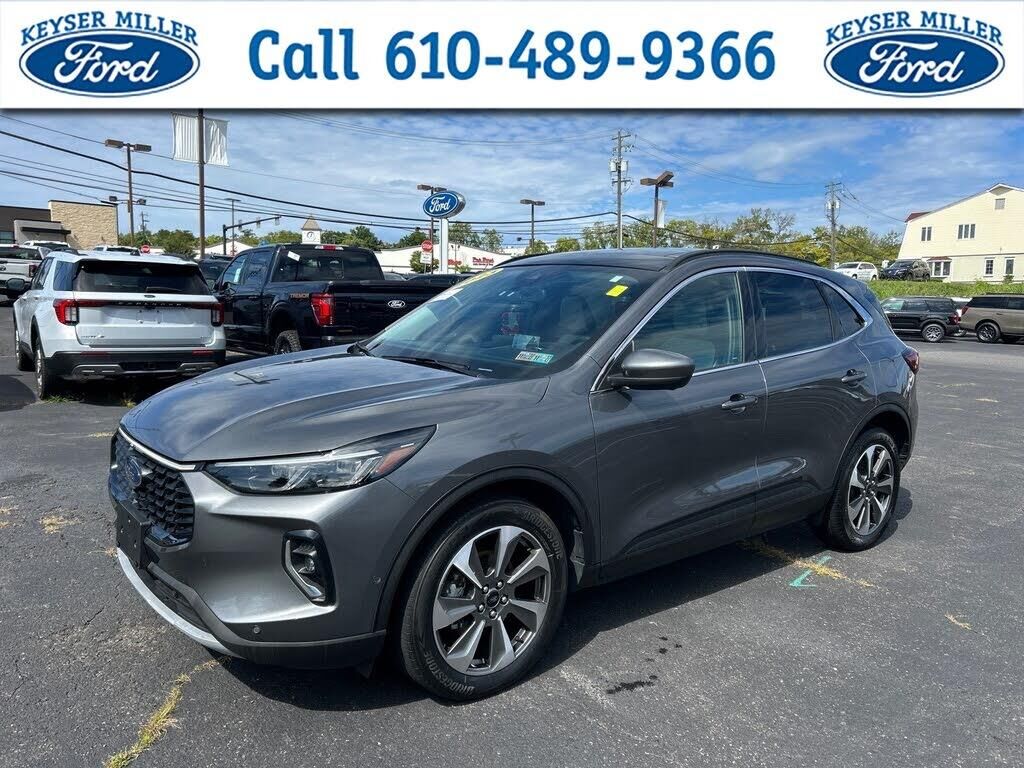 2023 Ford Escape Platinum — photo 1 of 1