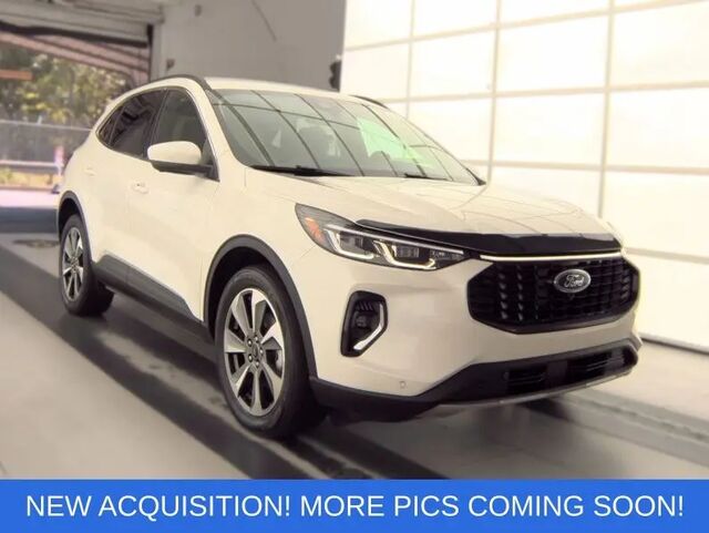 2023 Ford Escape Platinum — photo 1 of 8