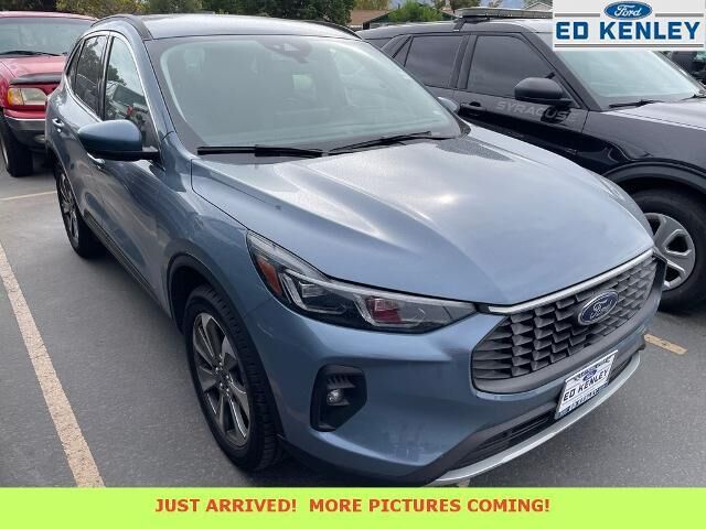 2025 Ford Escape Platinum — photo 1 of 8