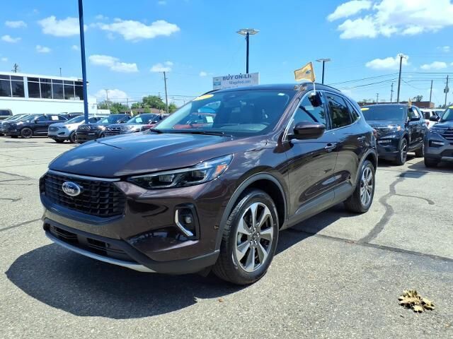 2023 Ford Escape Platinum — photo 1 of 7