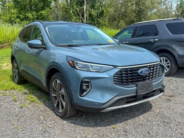 2023 Ford Escape Platinum — photo 1 of 13