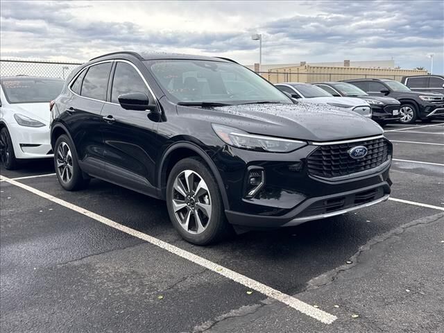 2023 Ford Escape Platinum — photo 1 of 2