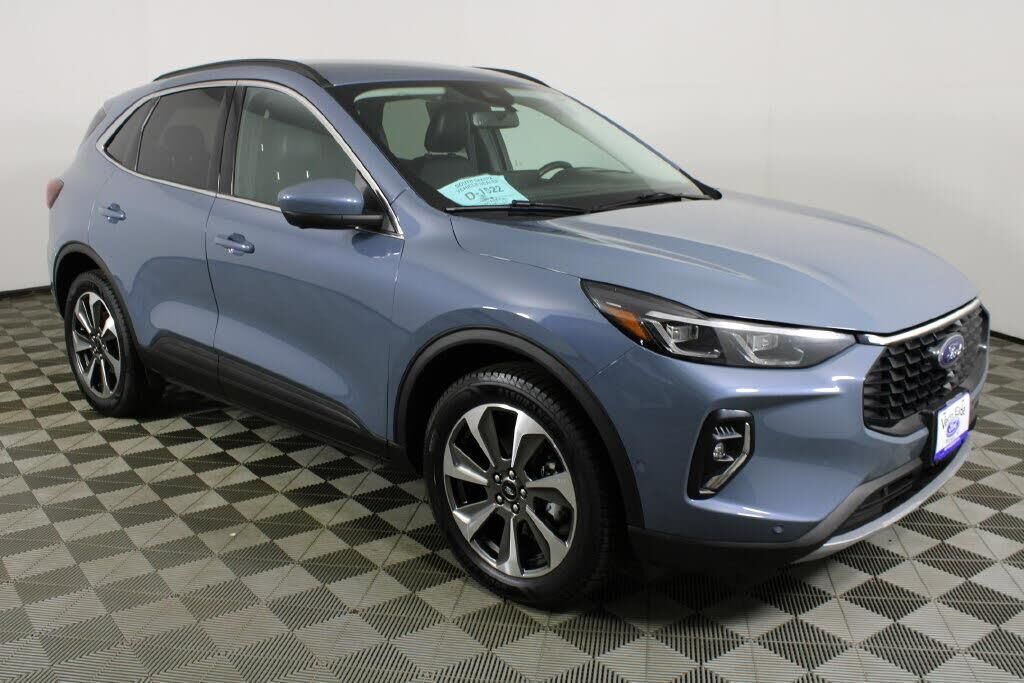 2023 Ford Escape Platinum — photo 1 of 1