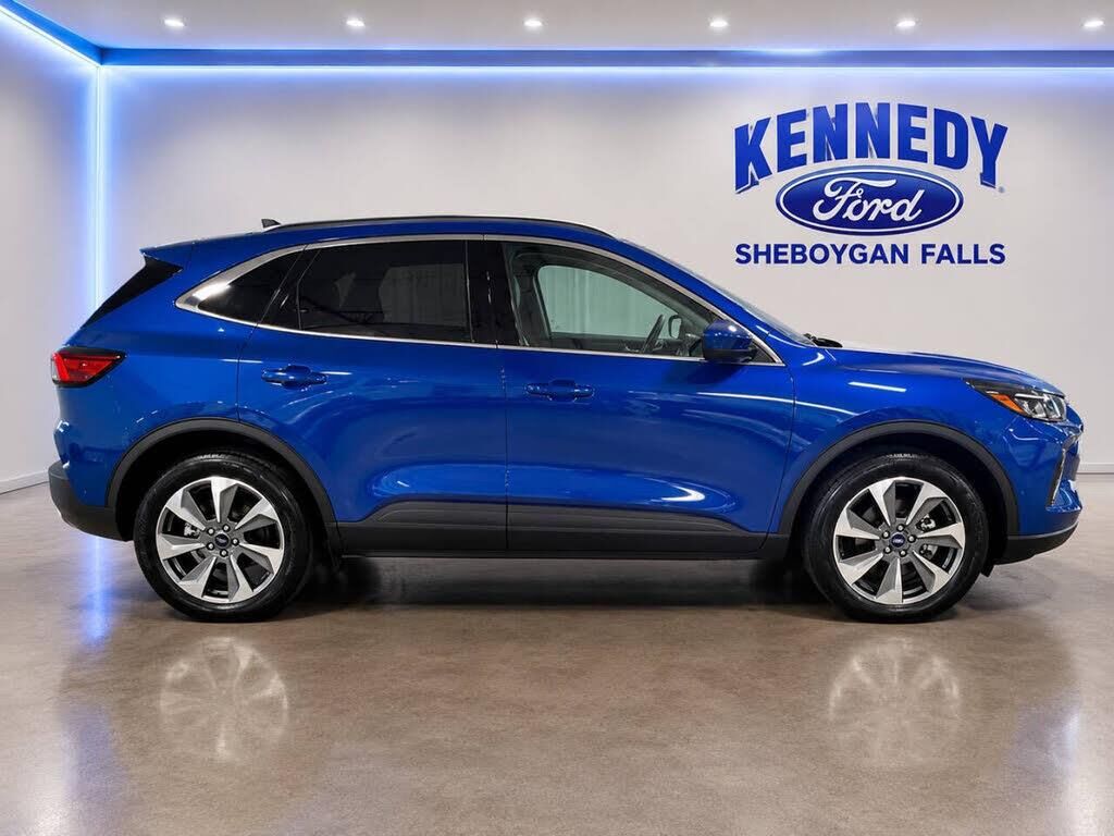2023 Ford Escape Platinum — photo 1 of 2