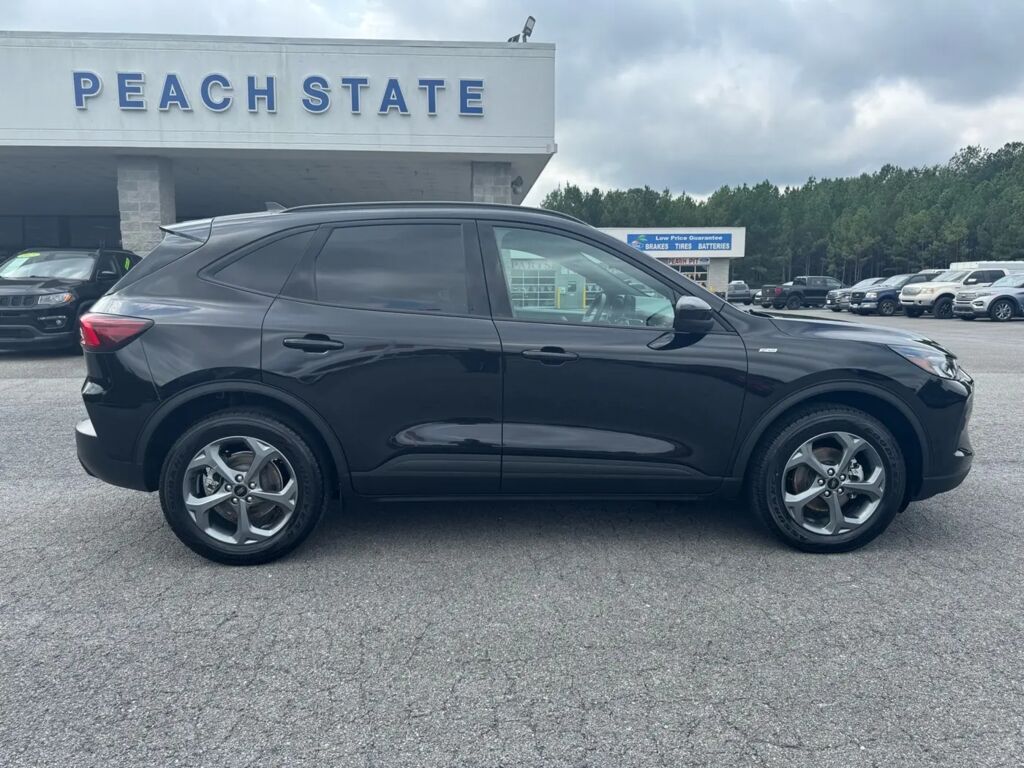 2025 Ford Escape ST-Line Select — photo 1 of 2