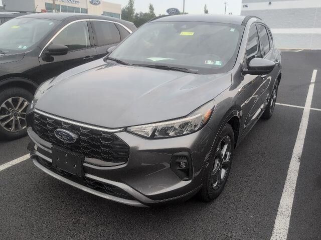 2023 Ford Escape Hybrid ST-Line Select — photo 1 of 2