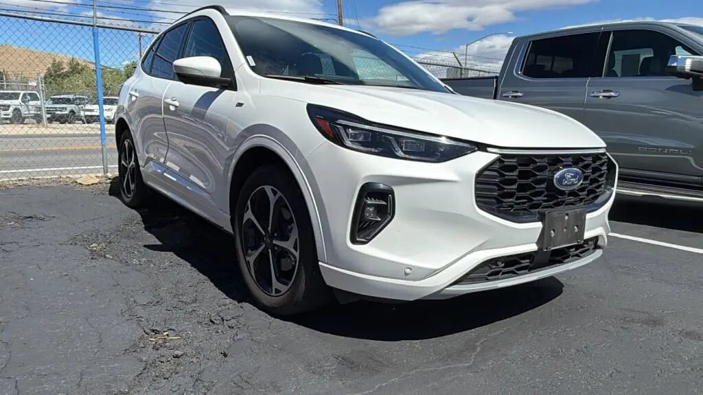 2023 Ford Escape Hybrid ST-Line Elite — photo 1 of 4
