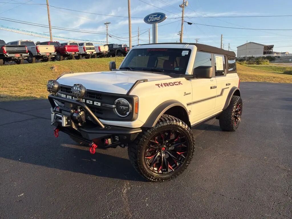 2023 Ford Bronco Base — photo 1 of 37