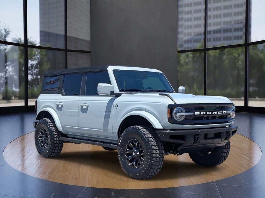 2021 Ford Bronco Outer Banks — photo 1 of 14