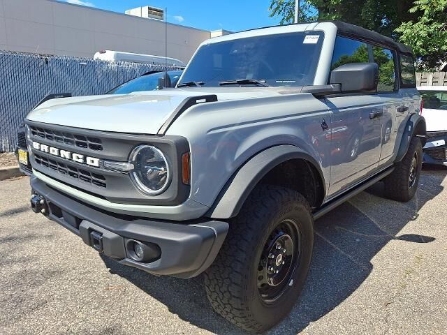 2023 Ford Bronco Black Diamond — photo 1 of 4