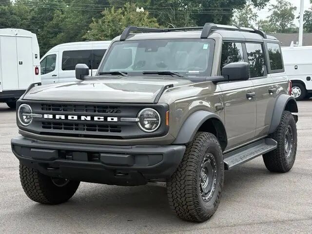 2025 Ford Bronco Base — photo 1 of 26