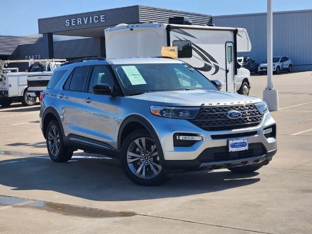 2024 Ford Explorer XLT — photo 1 of 26
