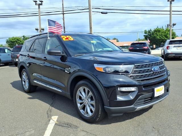 2023 Ford Explorer XLT — photo 1 of 13
