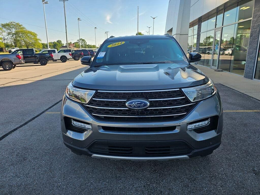 2024 Ford Explorer XLT — photo 1 of 3