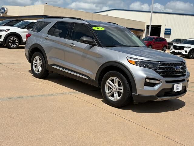 2021 Ford Explorer XLT — photo 1 of 8