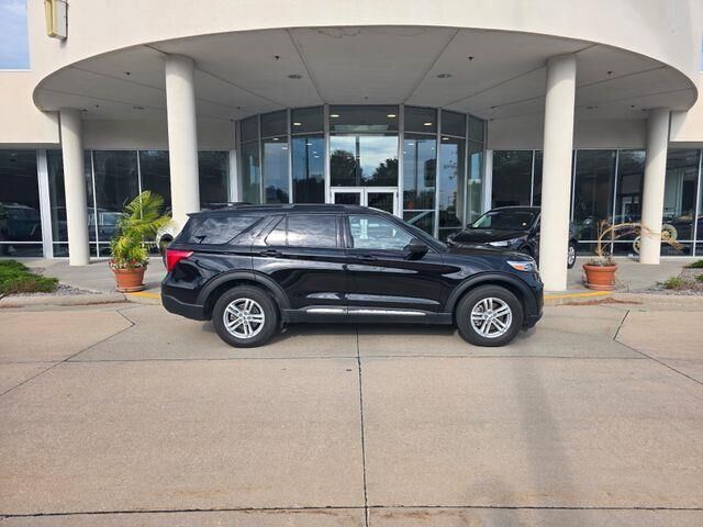 2023 Ford Explorer XLT — photo 1 of 3
