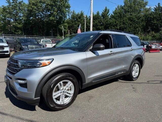 2023 Ford Explorer XLT — photo 1 of 10