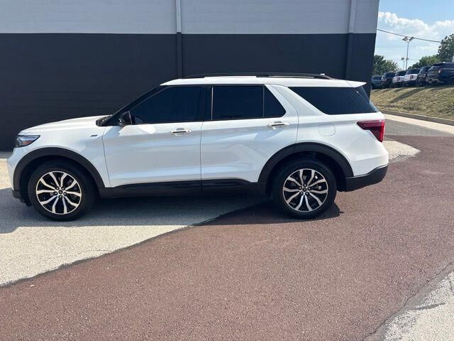 2024 Ford Explorer ST-Line — photo 1 of 39