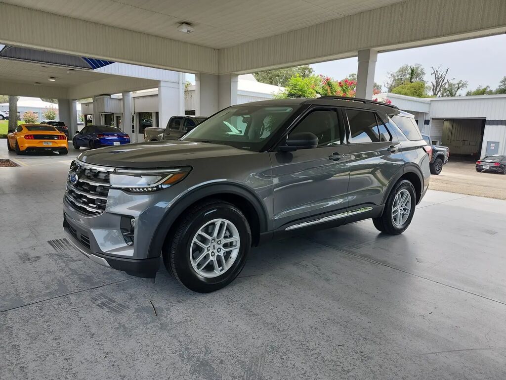 2025 Ford Explorer Active — photo 1 of 26