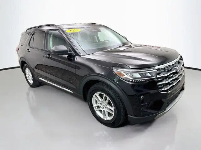 2025 Ford Explorer Active — photo 1 of 34