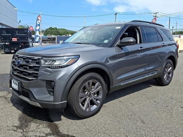 2025 Ford Explorer Active — photo 1 of 13