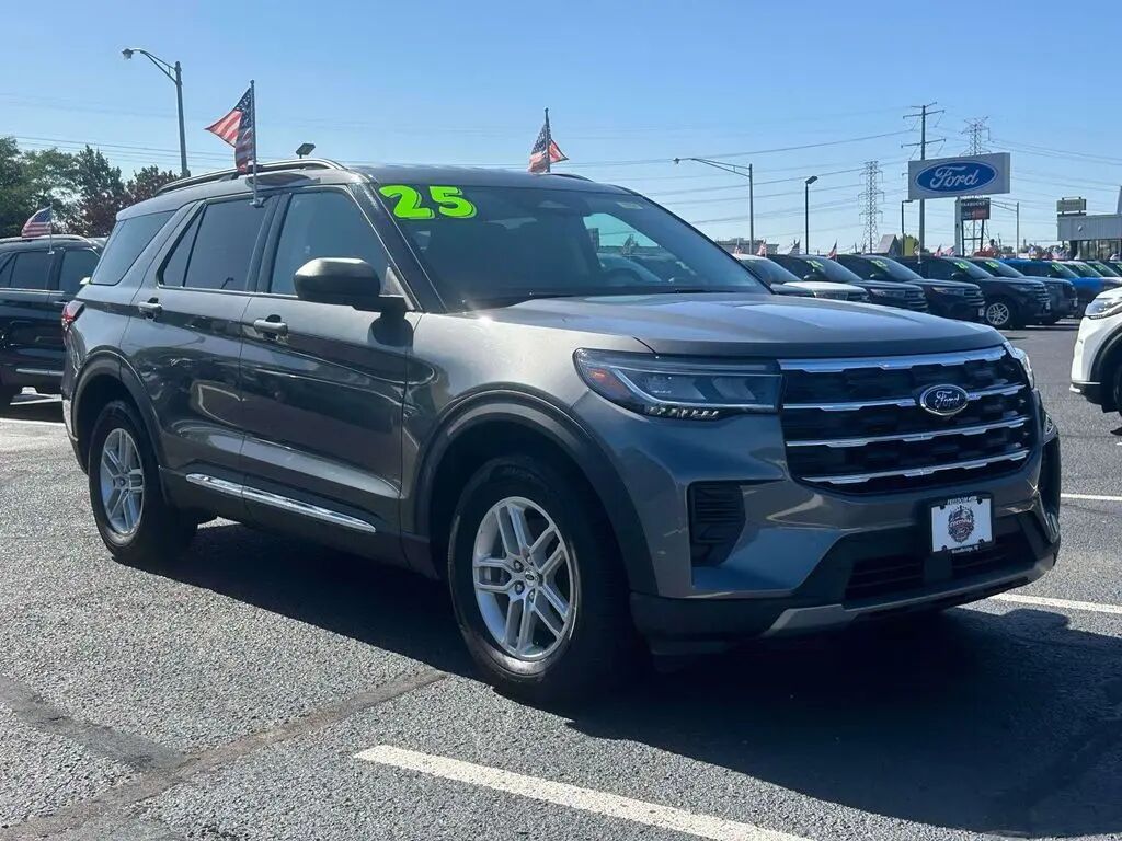 2025 Ford Explorer Active — photo 1 of 13