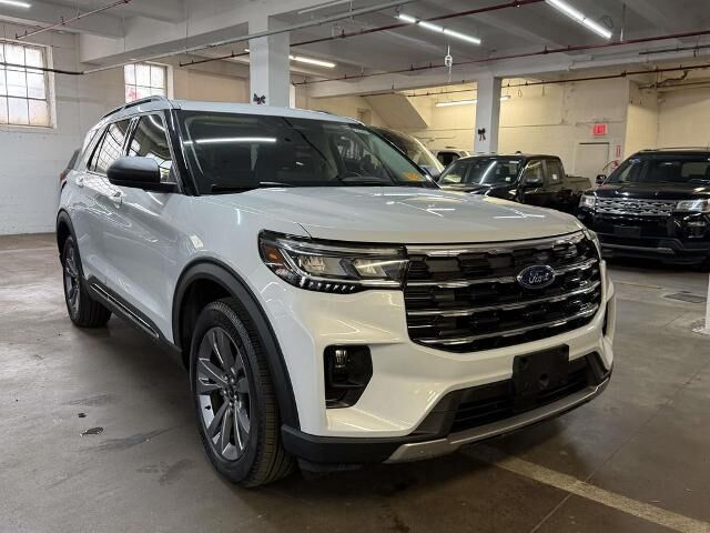 2025 Ford Explorer Active — photo 1 of 13