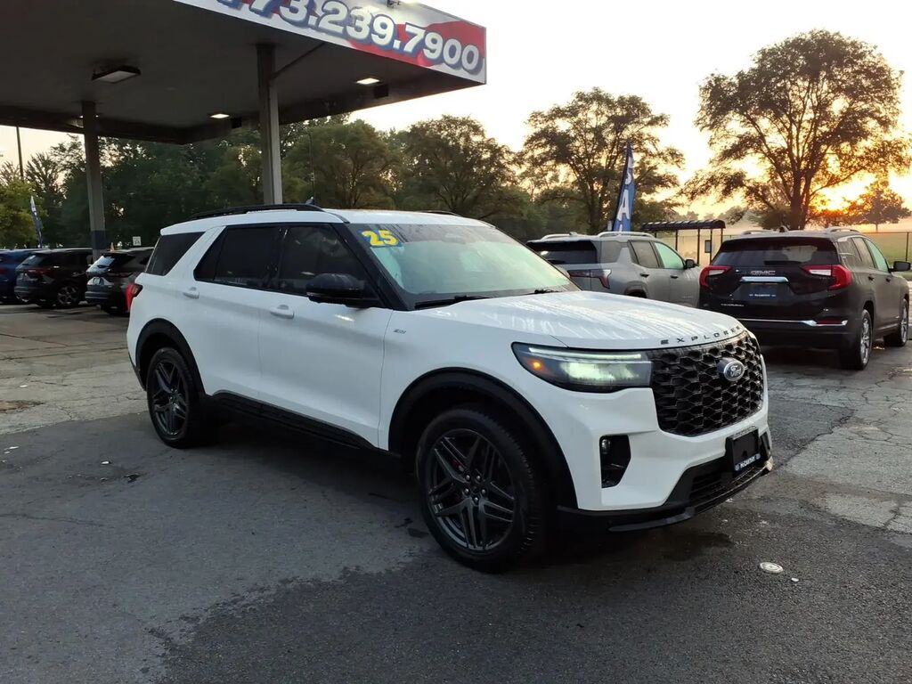 2025 Ford Explorer ST-Line — photo 1 of 13