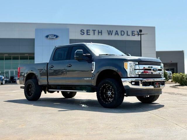 2017 Ford F-250 Super Duty Lariat — photo 1 of 12