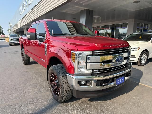 2019 Ford F-250 Super Duty Lariat — photo 1 of 26