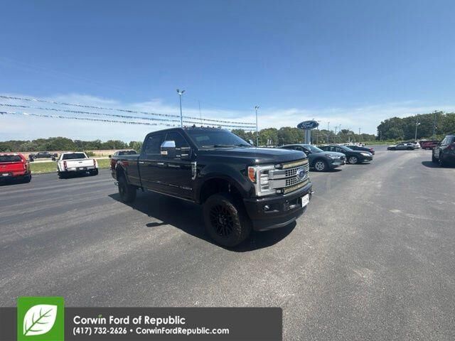 2019 Ford F-250 Super Duty Platinum — photo 1 of 26
