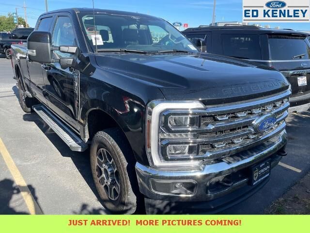 2025 Ford F-250 Super Duty Lariat — photo 1 of 39
