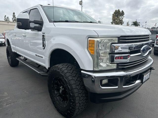2017 Ford F-250 Super Duty Lariat — photo 1 of 26
