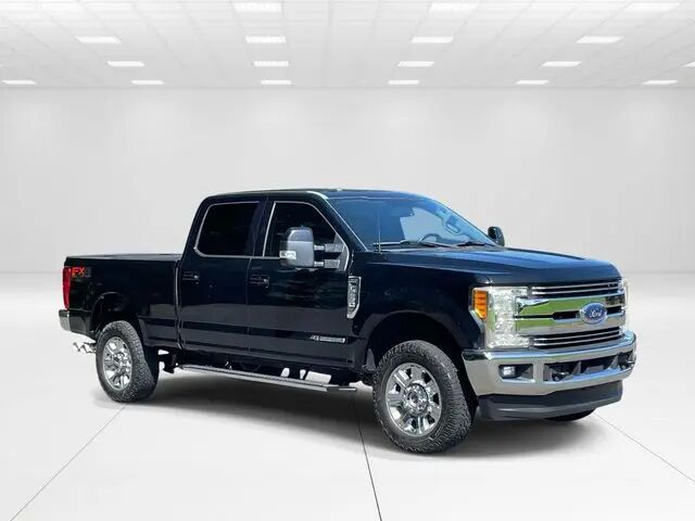 2017 Ford F-250 Super Duty Lariat — photo 1 of 13