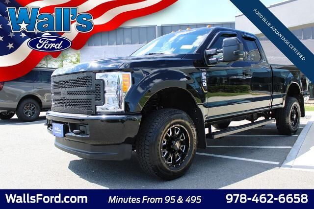2017 Ford F-250 Super Duty Lariat — photo 1 of 26