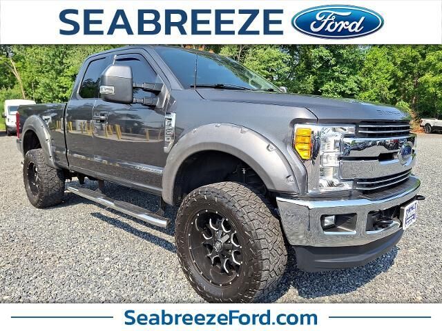 2017 Ford F-250 Super Duty Lariat — photo 1 of 14