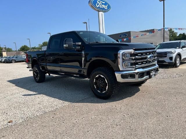 2025 Ford F-250 Super Duty Lariat — photo 1 of 26