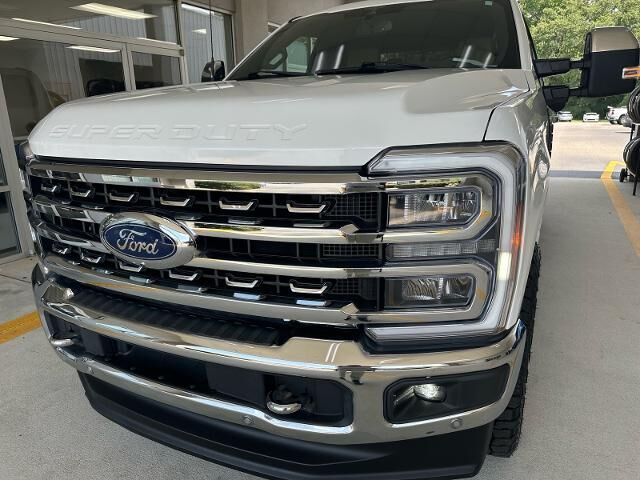 2023 Ford F-250 Super Duty Lariat — photo 1 of 13