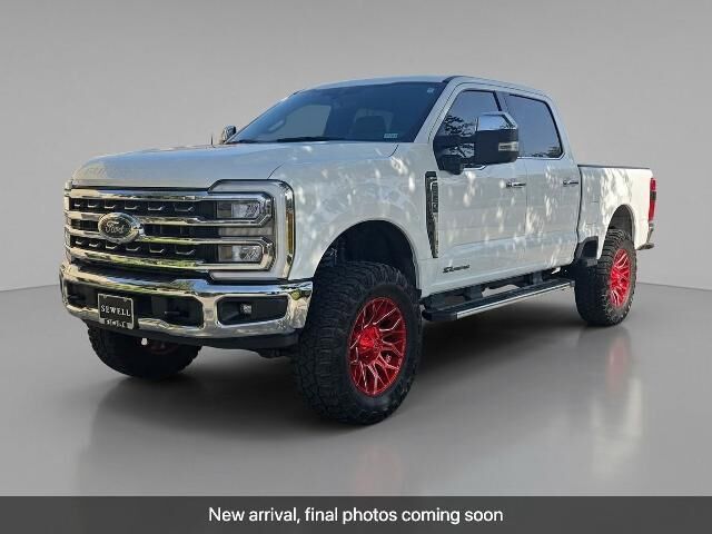 2025 Ford F-250 Super Duty Lariat — photo 1 of 32