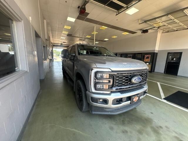 2024 Ford F-250 Super Duty Lariat — photo 1 of 33