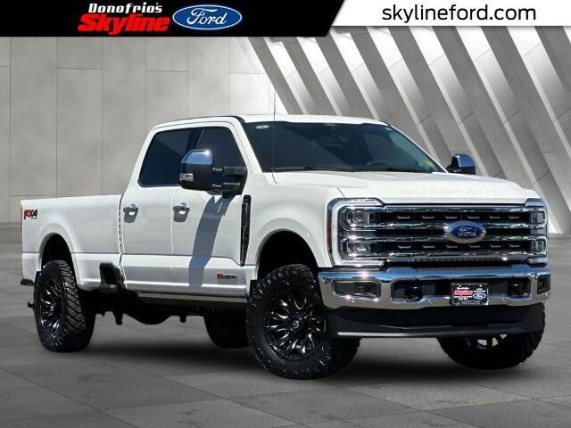 2025 Ford F-350 Super Duty Lariat — photo 1 of 26