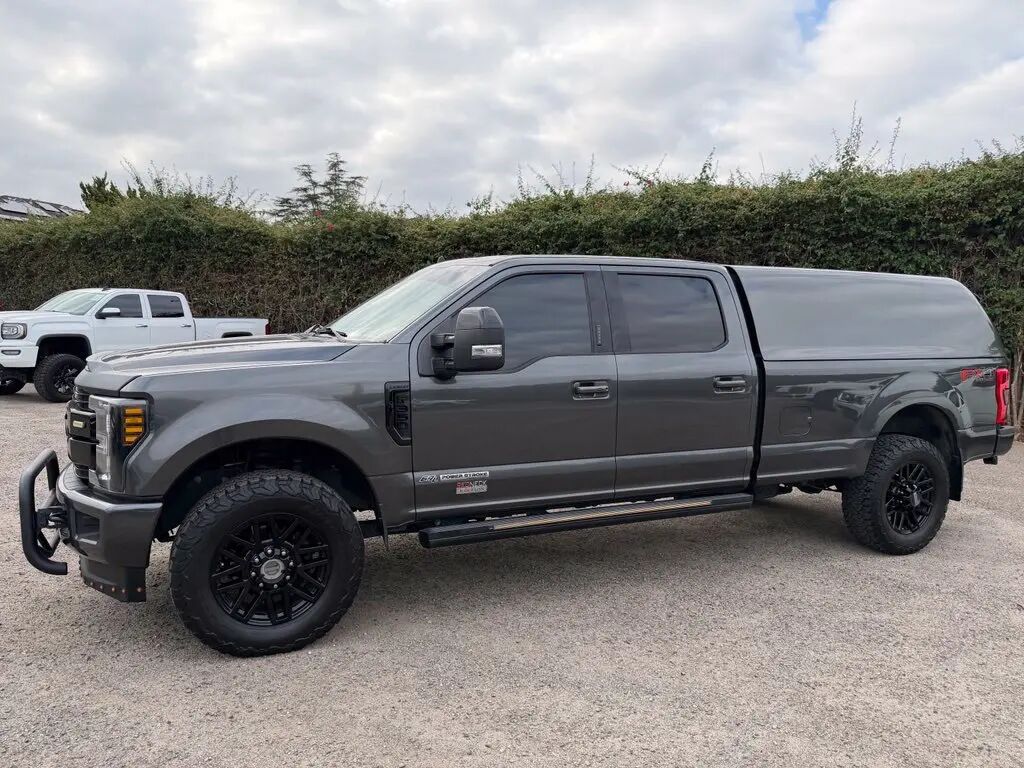 2019 Ford F-350 Super Duty Lariat — photo 1 of 7