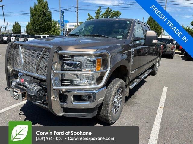 2017 Ford F-350 Super Duty Lariat — photo 1 of 16