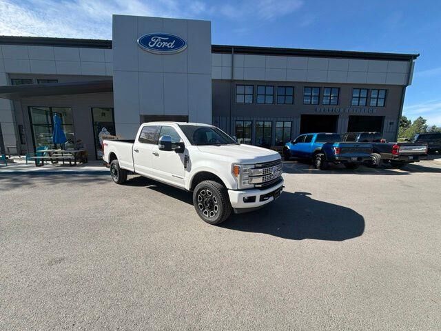 2017 Ford F-350 Super Duty Platinum — photo 1 of 13