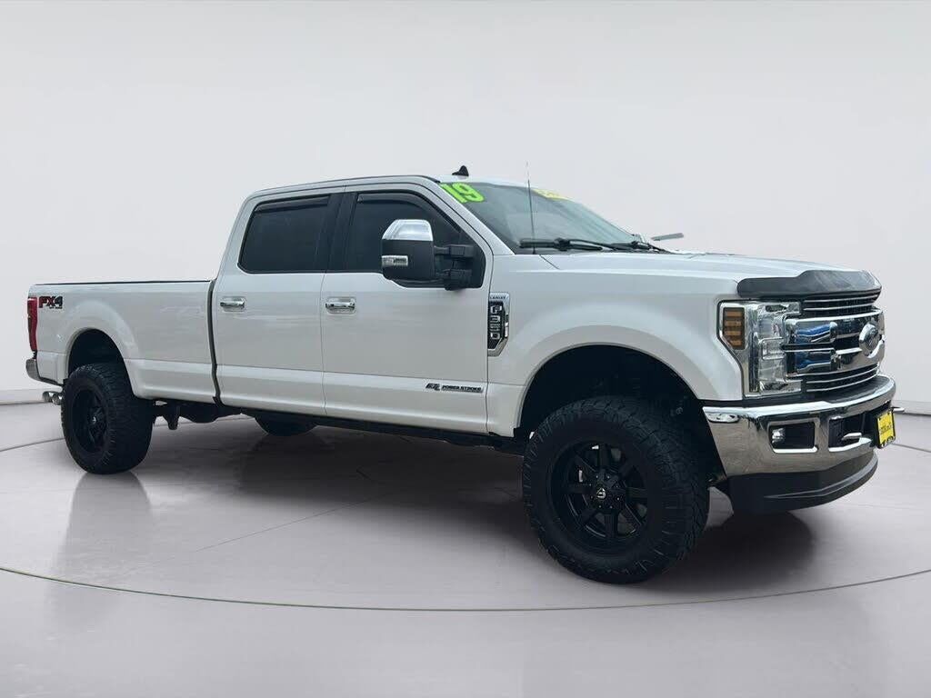 2019 Ford F-350 Super Duty Lariat — photo 1 of 14