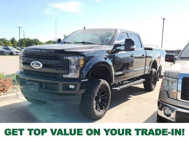2019 Ford F-350 Super Duty Lariat — photo 1 of 29