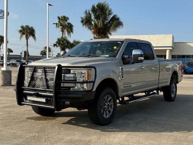 2017 Ford F-350 Super Duty Lariat — photo 1 of 13