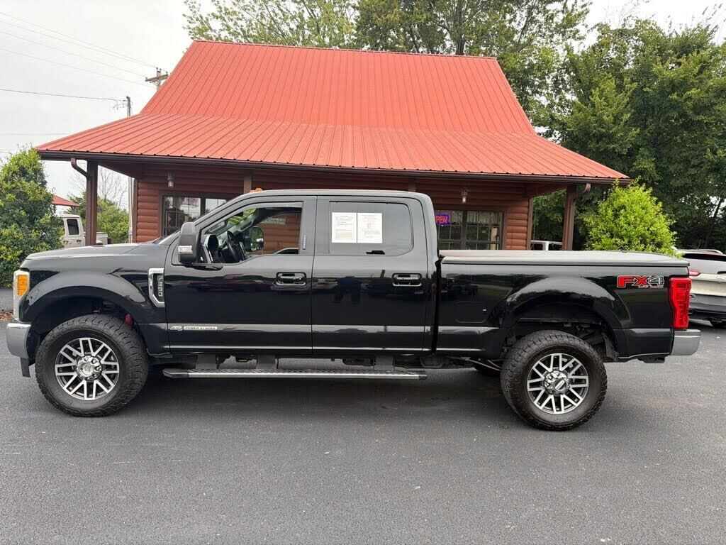 2017 Ford F-350 Super Duty Lariat — photo 1 of 1