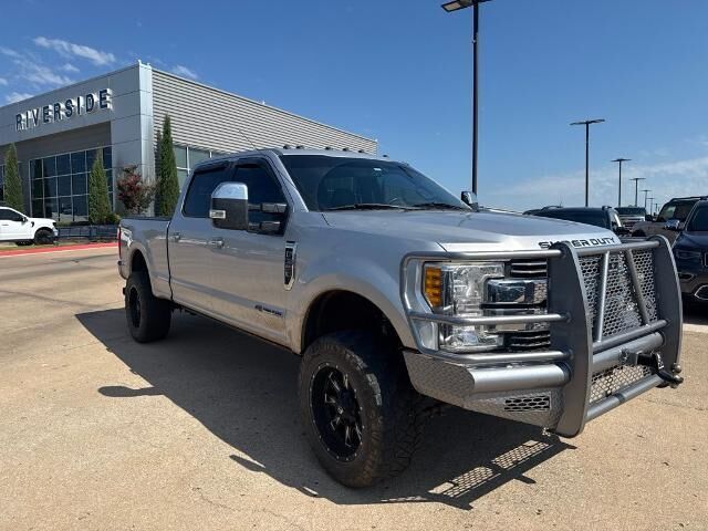 2017 Ford F-350 Super Duty Lariat — photo 1 of 14
